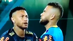 Video: Neymar vio algo en la cabeza de Dani Alves, se asustó e hizo reír a todos