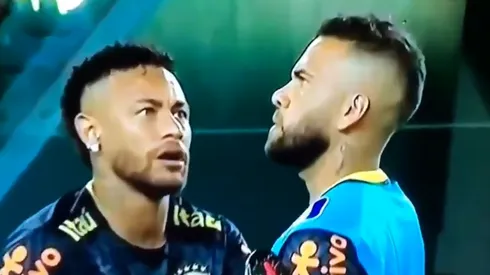 Video: Neymar vio algo en la cabeza de Dani Alves, se asustó e hizo reír a todos
