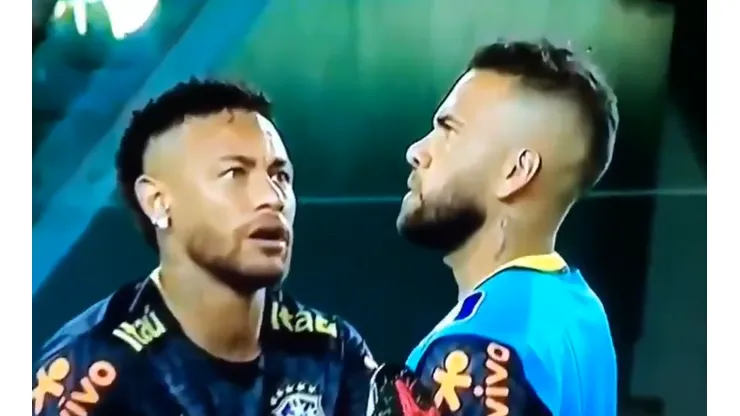 Video: Neymar vio algo en la cabeza de Dani Alves, se asustó e hizo reír a todos