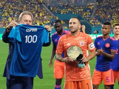 Fino detalle de la FCF con David Ospina por su partido 100 con la Tricolor