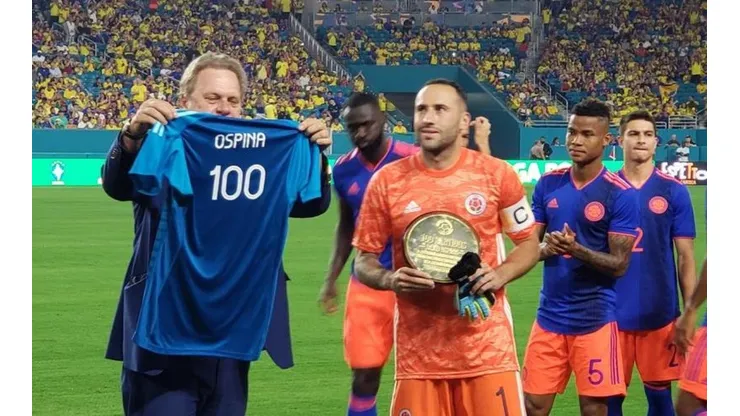 David Ospina recibe reconocimiento de la FCF por cumplir 100 partidos con la Selección Colombia.