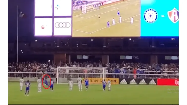 Angulo falló su primer penal para Cruz Azul