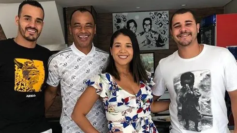 Wellington, Michelle y Danilo acompañan a su padre en una postal familiera. (Foto: @cafu2)