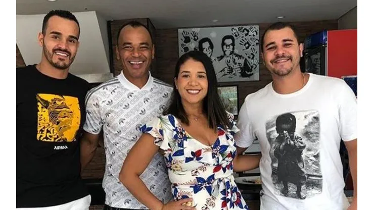 Wellington, Michelle y Danilo acompañan a su padre en una postal familiera. (Foto: @cafu2)
