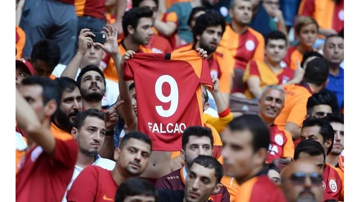 En vivo: presentación oficial de Falcao en el Türk Telekom ante 50 mil personas