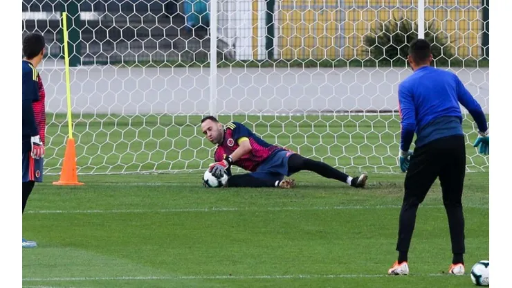 El arco de la Selección Colombia en disputa
