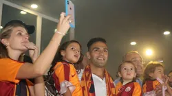 Radamel Falcao y la bienvenida que le dieron a él y su familia en Estambul.
