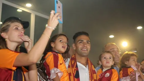 Radamel Falcao y la bienvenida que le dieron a él y su familia en Estambul.