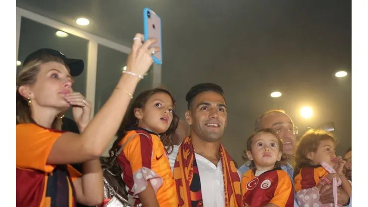 Radamel Falcao y la bienvenida que le dieron a él y su familia en Estambul.