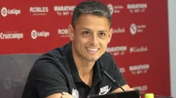 Chicharito, durante su presentación en Sevilla. (Foto: Twitter oficial de Sevilla)