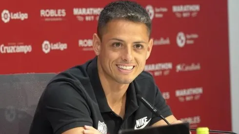 Chicharito, durante su presentación en Sevilla. (Foto: Twitter oficial de Sevilla)