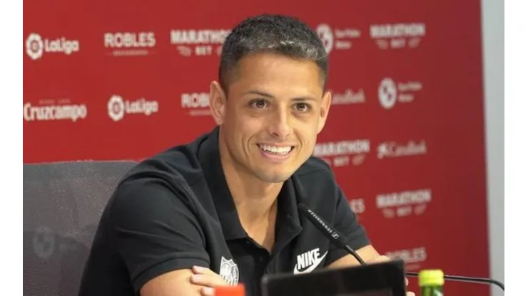 Chicharito, durante su presentación en Sevilla. (Foto: Twitter oficial de Sevilla)