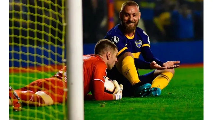 Así fue la charla del árbitro con el VAR en la jugada de De Rossi que Boca pidió penal