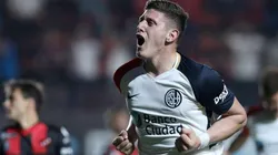 Adolfo Gaich con la camiseta de San Lorenzo.