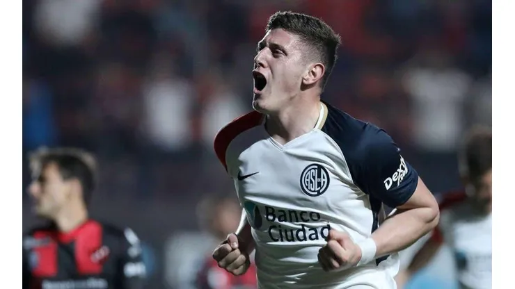 Adolfo Gaich con la camiseta de San Lorenzo.