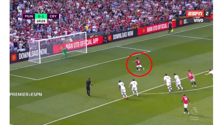 Qué mala suerte: penal para el United y Rashford reventó el palo