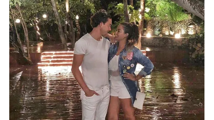 Muy románticos: la novia de Óscar Jiménez subió una foto besando a su pareja en una pileta