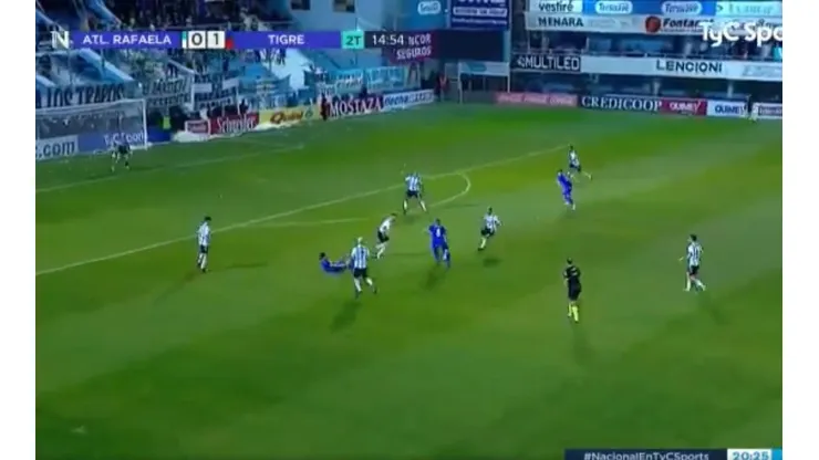 En la B también los hace: el golazo de Walter Montillo desde lejos para Tigre