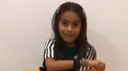 Raúl Jiménez le regaló una playera a una niña y esta le dedicó un emotivo agradecimiento en las redes