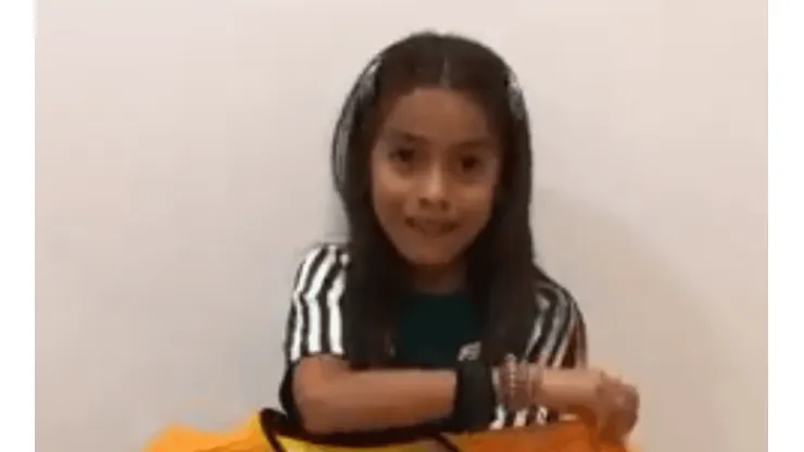 Raúl Jiménez le regaló una playera a una niña y esta le dedicó un emotivo agradecimiento en las redes