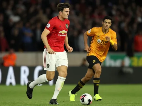 ¡Raúl Jiménez paseó al defensor más caro de la historia!