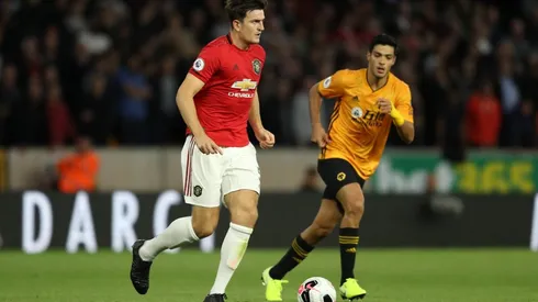 ¡Raúl Jiménez paseó al defensor más caro de la historia!