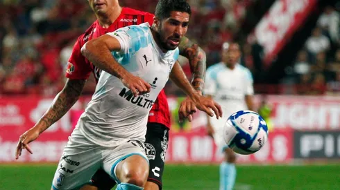 Jair Pereira disputa un balón contra Xolos.