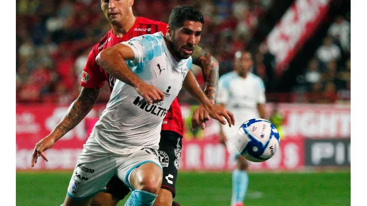 Jair Pereira disputa un balón contra Xolos.