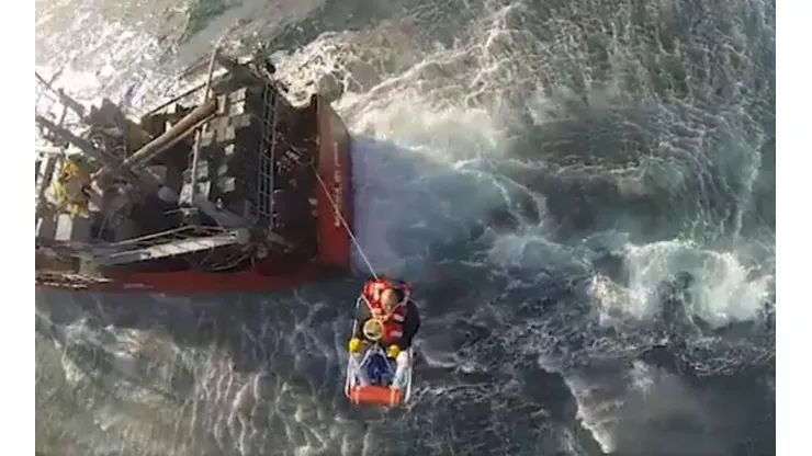 La Prefectura Naval Argentina realizó un épico rescate en el mar y todo quedó filmado