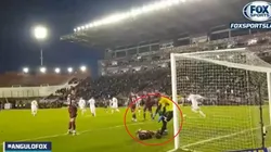 Se quería matar: Laucha Acosta se metió un gol en contra para que Vélez le empate a Lanús