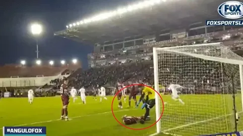 Se quería matar: Laucha Acosta se metió un gol en contra para que Vélez le empate a Lanús