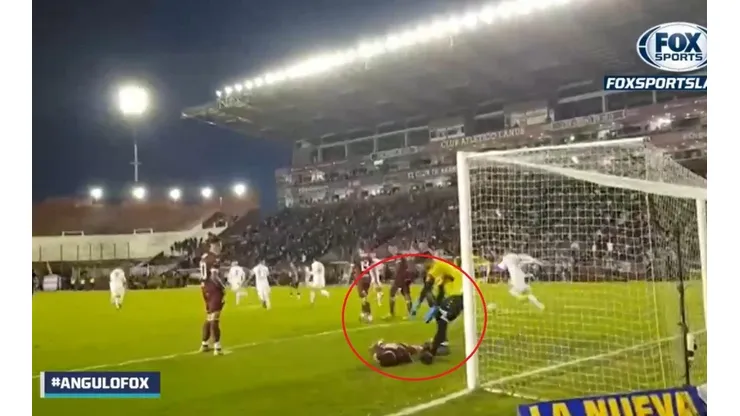 Se quería matar: Laucha Acosta se metió un gol en contra para que Vélez le empate a Lanús