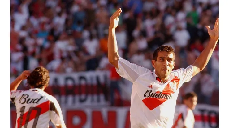 Nelson Cuevas festejando un gol en River.