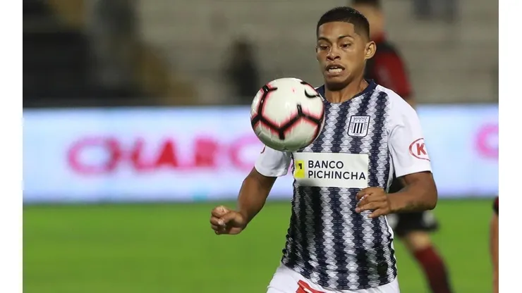 Quevedo jugó en Universitario de Deportes en divisiones inferiores.