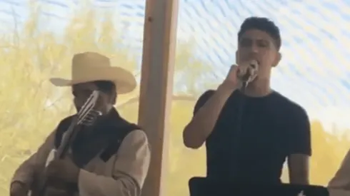 Venegas le cantó a sus compañeros de Tigres