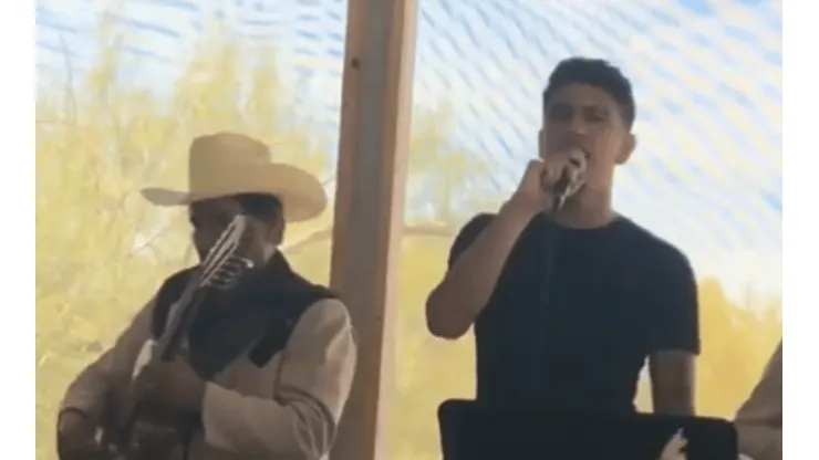 Venegas le cantó a sus compañeros de Tigres