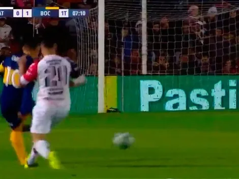 Ni amarilla: antes del gol, a Tevez le metieron un planchazo infernal