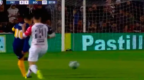 Terrible patada a Tévez. (Fox)