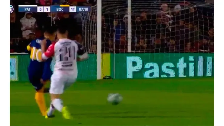 Terrible patada a Tévez. (Fox)