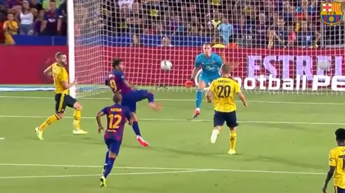 Sergi Roberto se vistió de Iniesta y Suárez metió una linda tijera para darle el triunfo al Barça