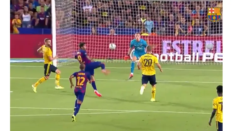 Sergi Roberto se vistió de Iniesta y Suárez metió una linda tijera para darle el triunfo al Barça