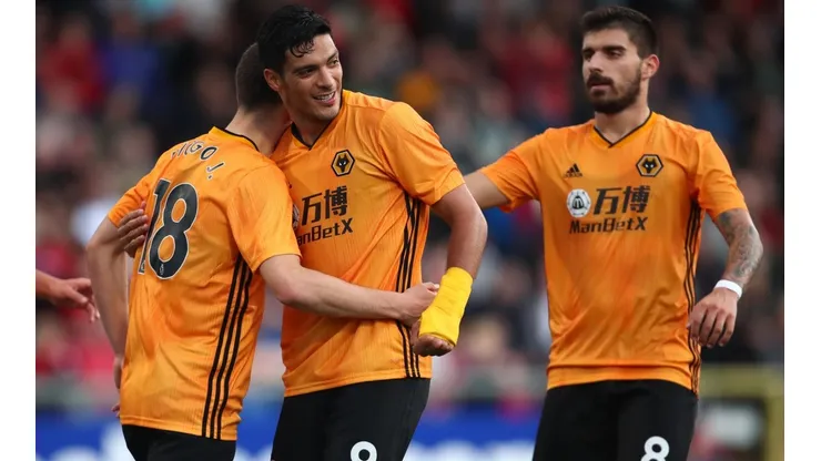 Un Raúl Jiménez intratable guió a Wolves en el triunfo ante Crusaders por Europa League
