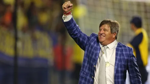 Miguel Herrera, durante los festejos por la obtención del Campeón de Campeones. (Foto: Getty)