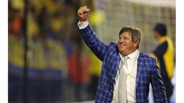Miguel Herrera, durante los festejos por la obtención del Campeón de Campeones. (Foto: Getty)
