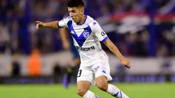 Thiago Almada durante un partido de Vélez.