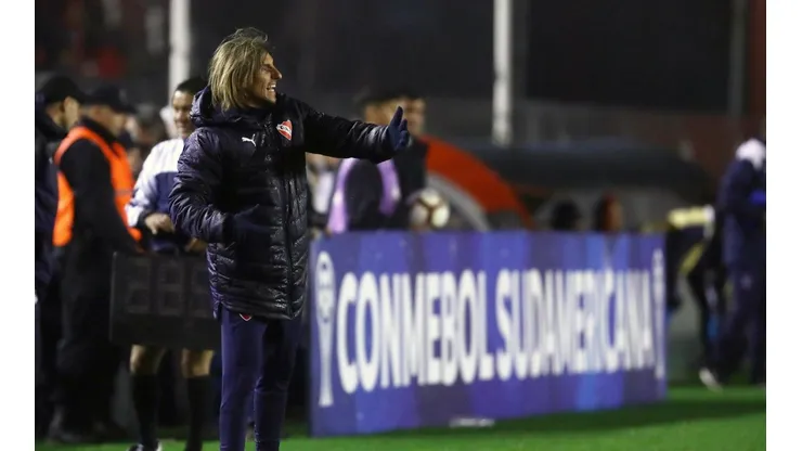 Mucha lluvia, muchas chances y pocos goles: Independiente venció por la mínima a la U. Católica