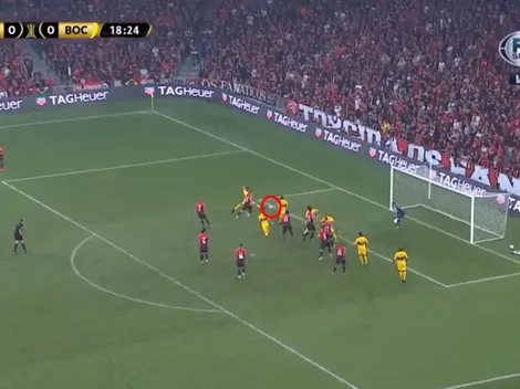 Centro directo al área, 3 jugadores entraron sólos, pero nadie la empujó