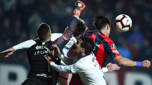 CAOS. Torrico alcanza el puñetazo ante el rival de Cerro Porteño y en medio de sus compañeros (Foto: Getty).