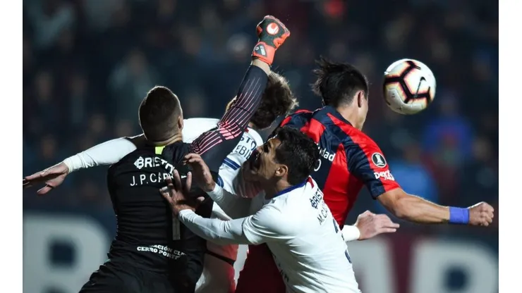 CAOS. Torrico alcanza el puñetazo ante el rival de Cerro Porteño y en medio de sus compañeros (Foto: Getty).