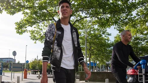 Edson, a la salida del aeropuerto. (Foto: Twitter oficial de Ajax)